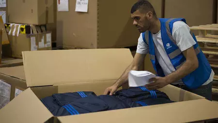 geodis employee filling a box