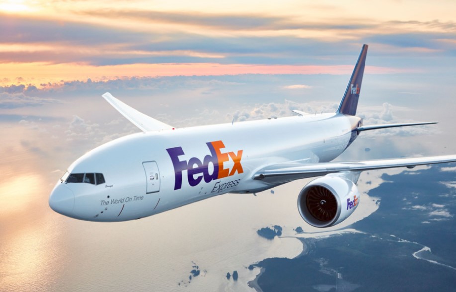 A FedEx plane flying to its destination.