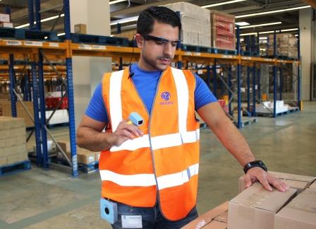 Connected glasses on a GEODIS employee