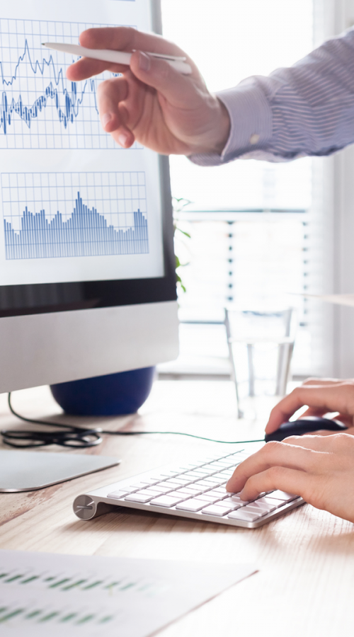 Meeting around a data reporting and evaluation screen