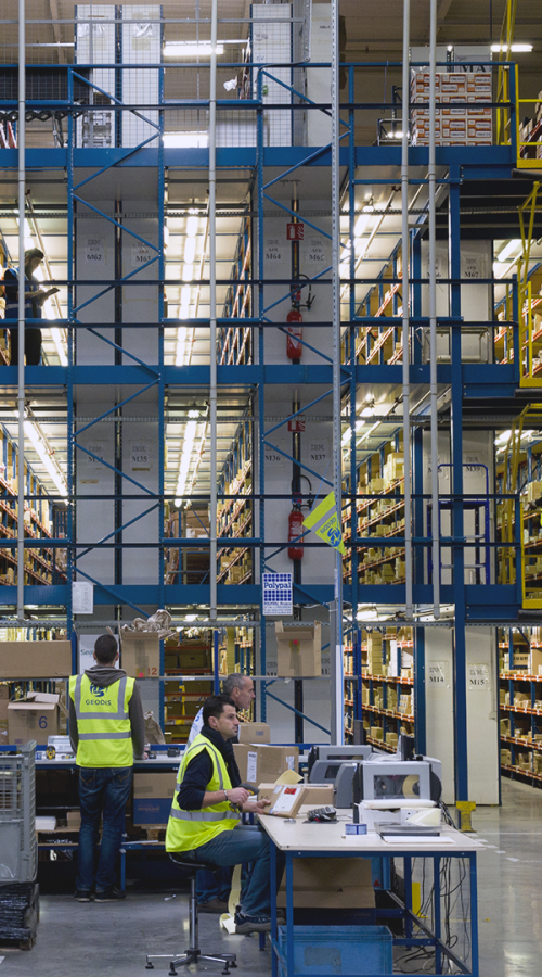 GEODIS employees check packages in a warehouse