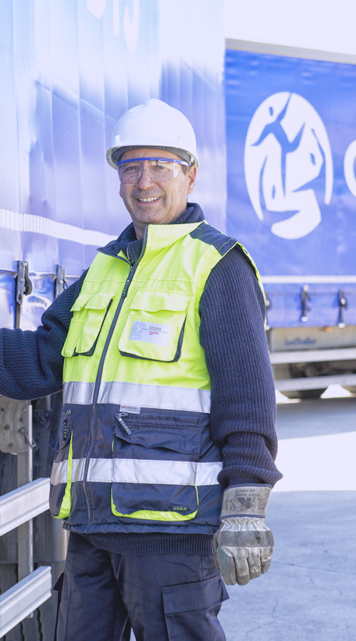 GEODIS employee preparing truck